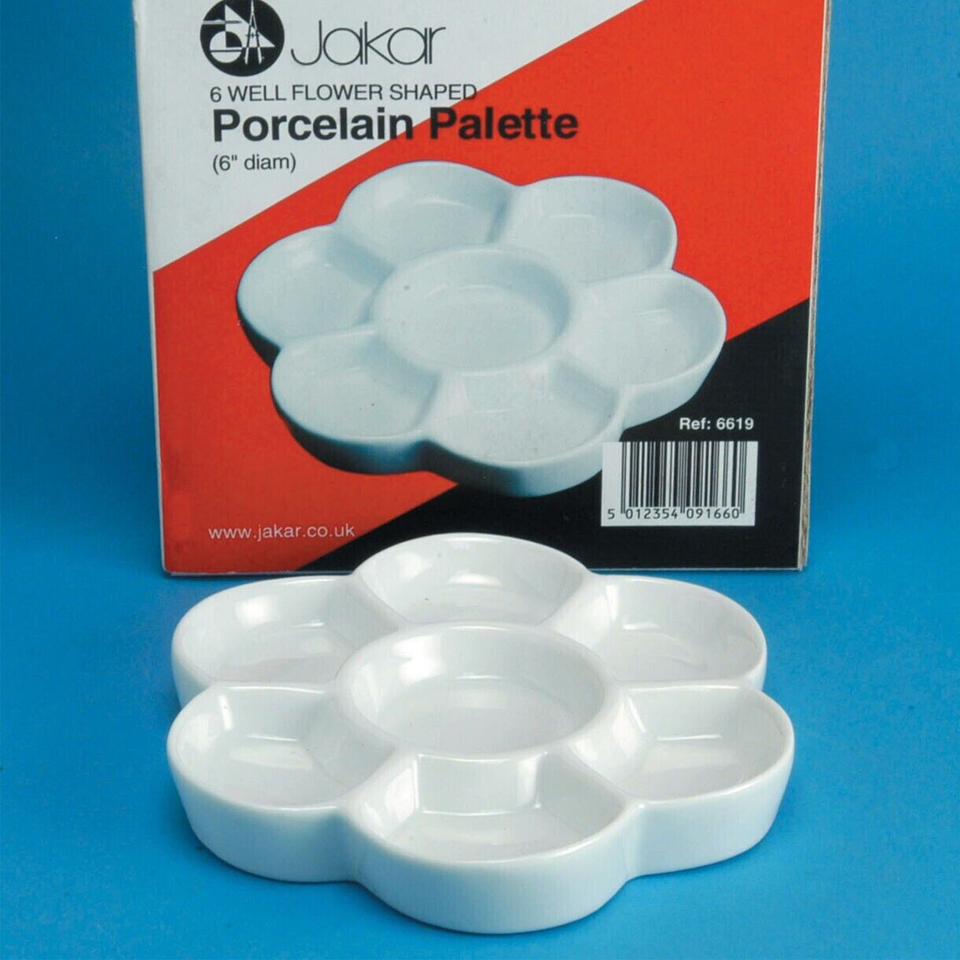 Packshot of flower shaped mixing palette